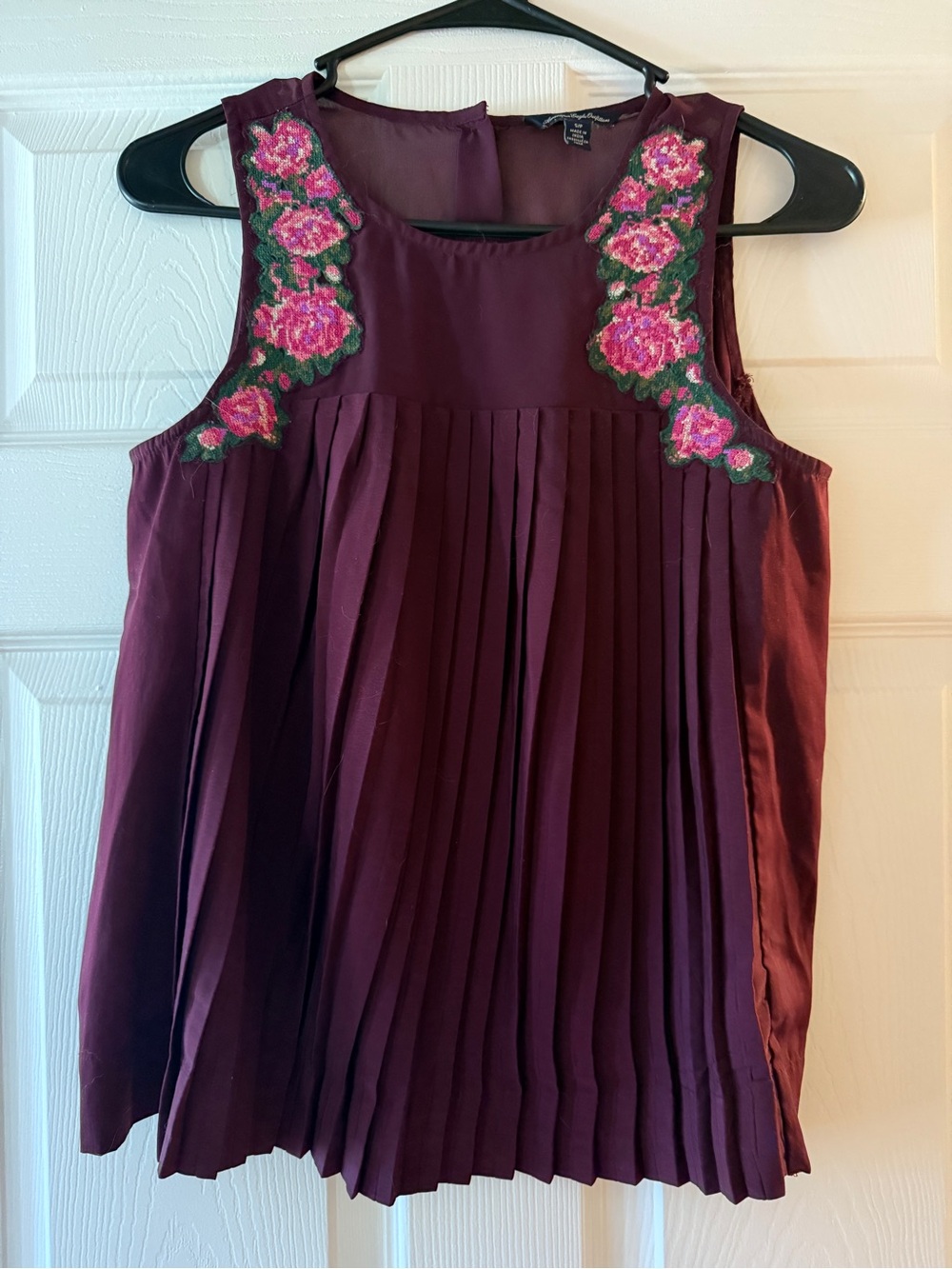 Embroidered Sleeveless Pleated Floral Appliqué Top